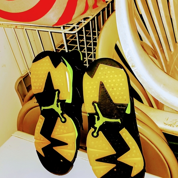 Jordan 6 RetroElectric Green - Picture 5 of 6